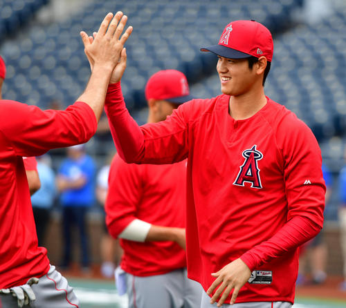 ロイヤルズ対エンゼルス 試合前練習でチームメートとハイタッチを交わす大谷(撮影・清水貴仁)
