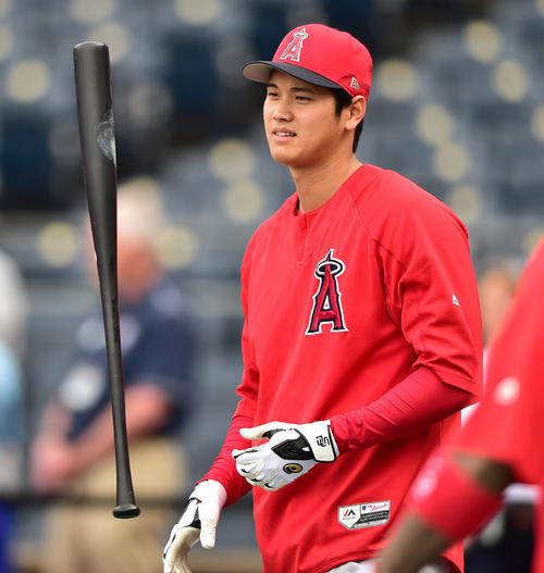ロイヤルズ対エンゼルス 試合前、打撃練習でバットを手にする大谷(撮影・清水貴仁)