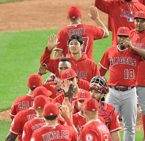 ６連勝に笑顔でナインとタッチをするエンゼルス大谷（中央）（撮影・菅敏）