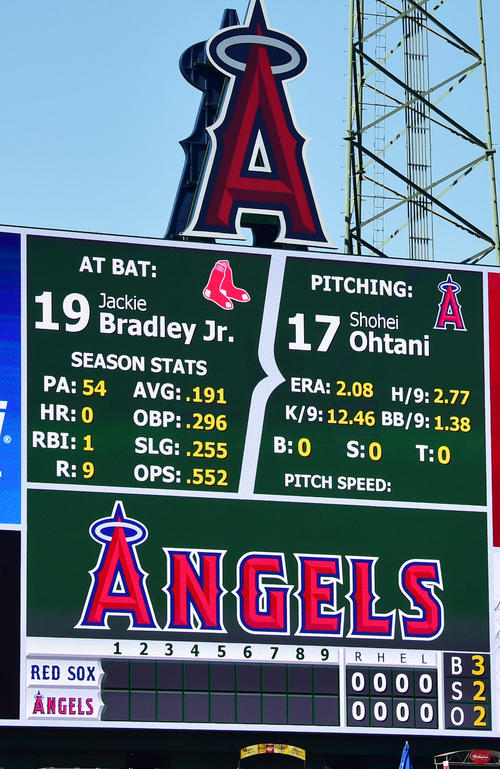 エンゼルス対レッドソックス　練習時に大谷翔平の先発登板がスコアボードに表示される（撮影・清水貴仁）