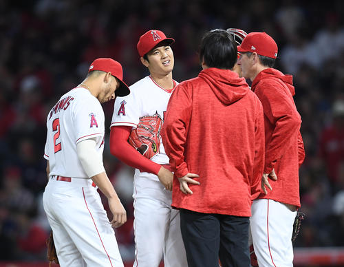 エンゼルス対レッドソックス　２回表、マウンドに向かったナギ投手コーチ（右端）と浮かない表情で話すエンゼルス大谷（撮影・菅敏）