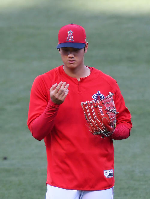 キャッチボール中に指のマメを気にするエンゼルス大谷(撮影・菅敏)
