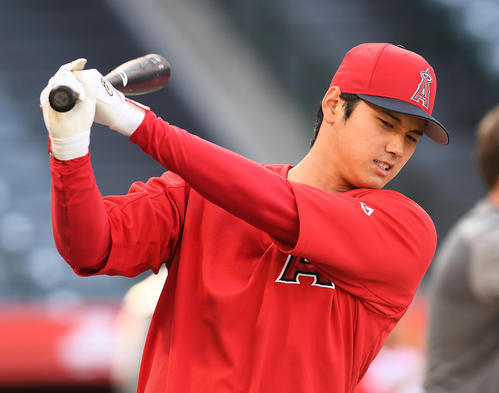 打撃練習の合間に素振りをするエンゼルス大谷(撮影・菅敏)