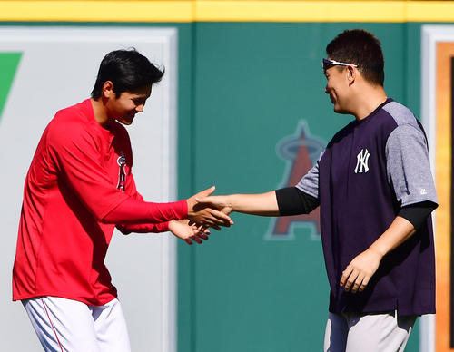 エンゼルス対ヤンキース　試合前の練習中にヤンキース田中（右）に握手であいさつをするエンゼルス大谷（撮影・清水貴仁）
