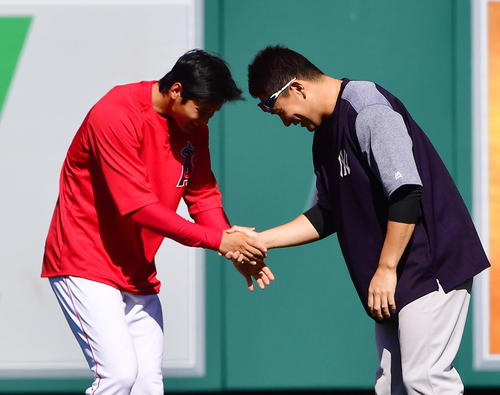 エンゼルス対ヤンキース　試合前の練習中にヤンキース田中（右）に握手であいさつをするエンゼルス大谷（撮影・清水貴仁）