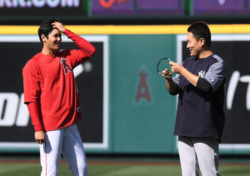 エンゼルス対ヤンキース　試合前の練習中にヤンキース田中（右）にあいさつをするエンゼルス大谷（撮影・菅敏）