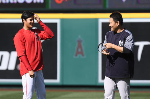 エンゼルス対ヤンキース　試合前の練習中にヤンキース田中（右）にあいさつをするエンゼルス大谷（撮影・菅敏）