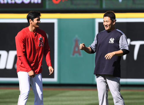 エンゼルス対ヤンキース　試合前の練習中にヤンキース田中（右）にあいさつをするエンゼルス大谷（撮影・菅敏）