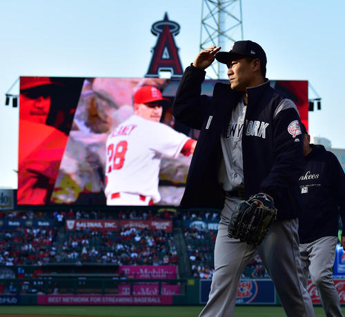 エンゼルス対ヤンキース　試合開始でブルペンからベンチに移動する田中（撮影・清水貴仁）