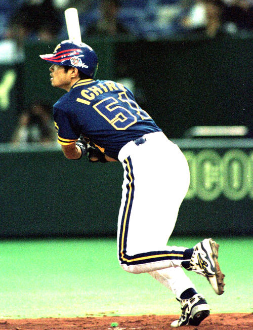 日本ハム対オリックス　９回表無死一塁、オリックス・イチローは右越えに３号２点本塁打を放ち、プロ通算１０００本安打を達成（撮影は１９９９年４月２０日）
