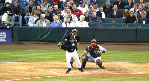 マリナーズ対タイガース　５回裏マリナーズ１死、日米通算２０００安打となる中前打を放つイチロー（撮影は２００４年５月２１日）