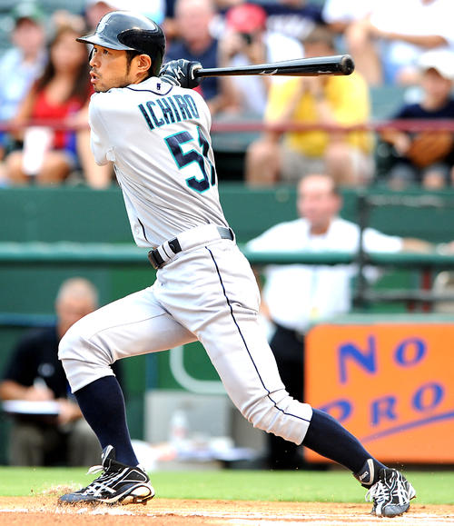 レンジャーズ対マリナーズ　１回表マリナーズ無死、日米通算３０００本の安打を放つイチロー（撮影は０９年７月２９日）　