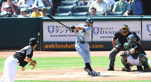 アスレチックス対マリナーズ　１回表マリナーズ無死、右翼線二塁打を放ち、米通算２０００本安打を達成するマリナーズのイチロー（撮影は２００９年９月６日）　