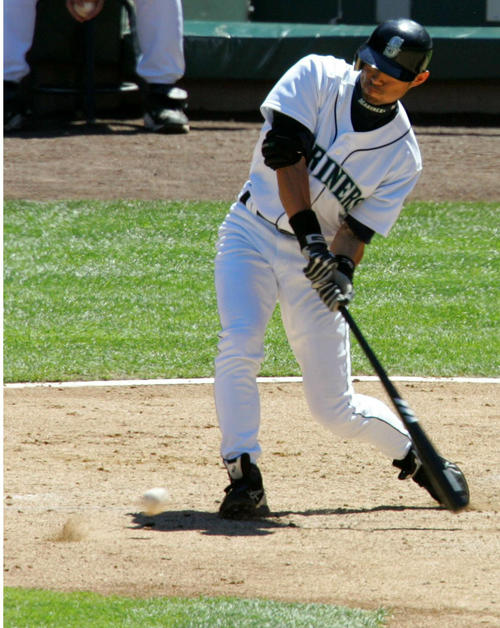 ０５年７月３１日、マリナーズ対インディアンス　４回裏マリナーズ１死、ワンバウンドのボールを打ち二飛に倒れたイチロー