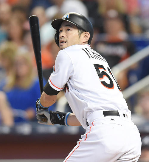 17年10月、マーリンズ―ブレーブス戦の６回、代打で出場し左邪飛に倒れるイチロー。代打最多安打記録に１本届かずシーズンを終えた