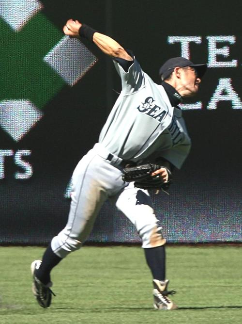 ０７年９月１日、ブルージェイズ対マリナーズ　８回裏ブルージェイズ無死一、二塁、グロースの中前打でイチローが懸命に本塁に返球する