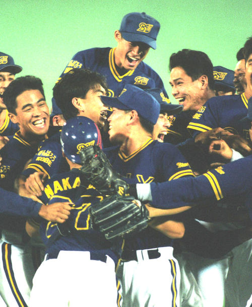 西武対オリックス２３回戦　優勝を決めたオリックスナインは大喜びでマウンド上に集まる、後列中央はイチロー（撮影は１９９５年９月１９日）