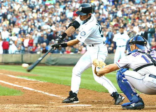 マリナーズ対レンジャーズ　８回裏マリナーズ無死、イチローはこの日２本目の中前安打を放ち今季通算安打数を２６２としてシーズンを終えた（撮影は２００４年１０月３日）