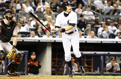 ヤンキース対オリオールズ　７回裏ヤンキース２死、移籍１号となる右越えソロ本塁打を放ちメジャー通算１００号としたイチロー（撮影は２０１２年７月３０日）