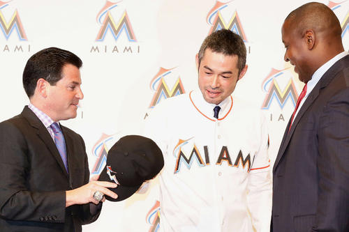 都内でのマーリンズ入団会見を終えユニホームをまとったイチロー（中央）。左はデービッド・サムソン球団社長、右はマイケル・ヒル編成本部長（撮影は２０１５年１月２９日）