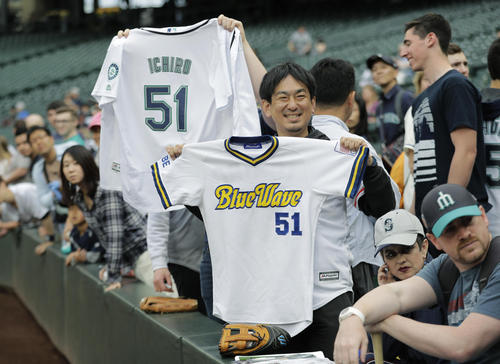 イチローのユニホームを掲げるファン(AP)