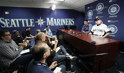 記者会見で質問に答える米大リーグ、マリナーズのイチロー(AP)