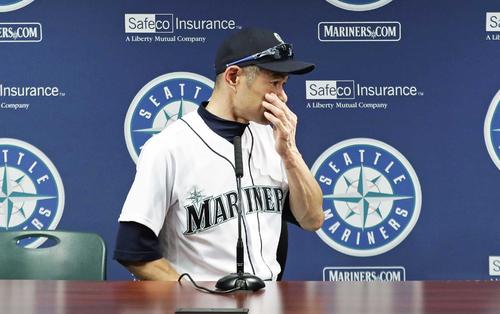 記者会見に臨む米大リーグ、マリナーズのイチロー(AP)