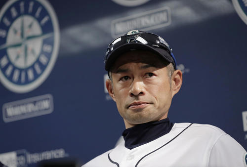 記者会見に臨む米大リーグ、マリナーズのイチロー(AP)