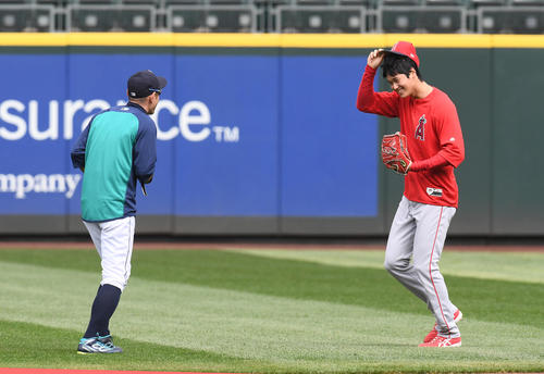 立ち止まるイチロー（左）に笑顔で駆け寄るエンゼルス大谷（撮影・菅敏）