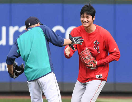 立ち止まったイチロー（左）と笑顔で握手をするエンゼルス大谷（撮影・菅敏）