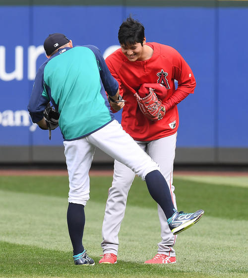 立ち止まったイチロー（左）と笑顔で握手をするエンゼルス大谷（撮影・菅敏）
