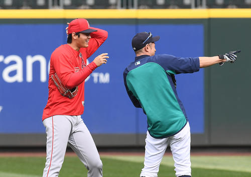 試合前、イチロー（左）と談笑するエンゼルス大谷（撮影・菅敏）