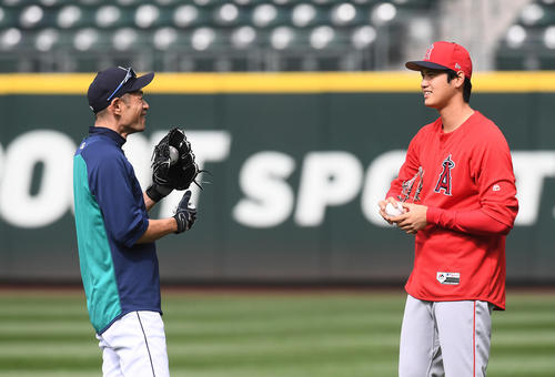 試合前、イチロー（左）と談笑するエンゼルス大谷（撮影・菅敏）
