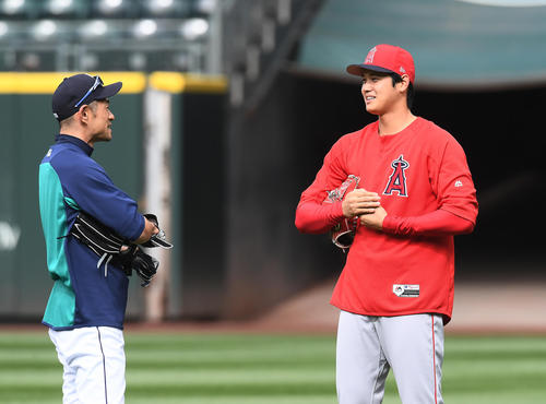 試合前、イチロー（左）と談笑するエンゼルス大谷（撮影・菅敏）