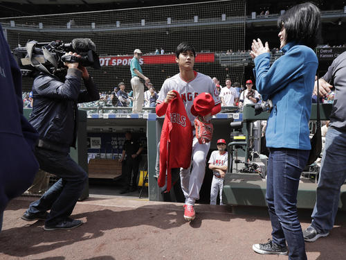 グラウンドに入る大谷（ＡＰ）