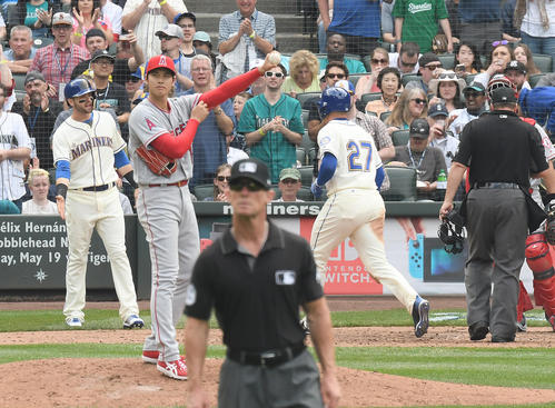 マリナーズ対エンゼルス　７回裏マリナーズ無死一塁、ヒーリー（右）に右越え２点本塁打を打たれ、浮かない表情を見せるエンゼルス大谷（撮影・菅敏）