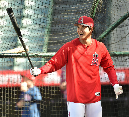 エンゼルス対ツインズ 試合前、打撃練習中に笑顔を見せるエンゼルス大谷(撮影・菅敏)