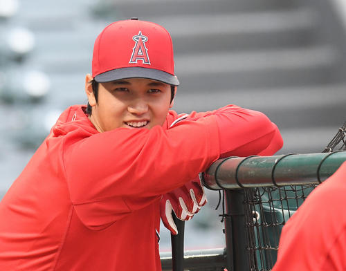 試合前の打撃練習を前に同僚と笑顔で話すエンゼルス大谷（撮影・菅敏）