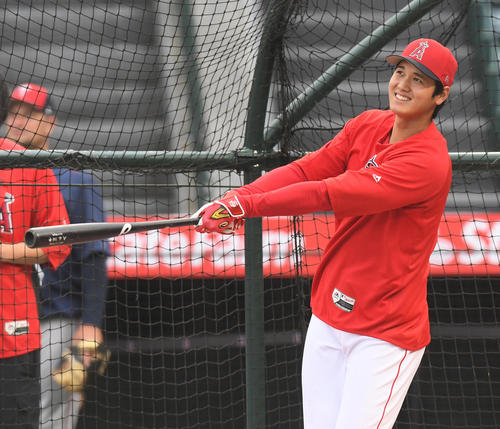 試合前、笑顔で打撃練習をするエンゼルス大谷（撮影・菅敏）