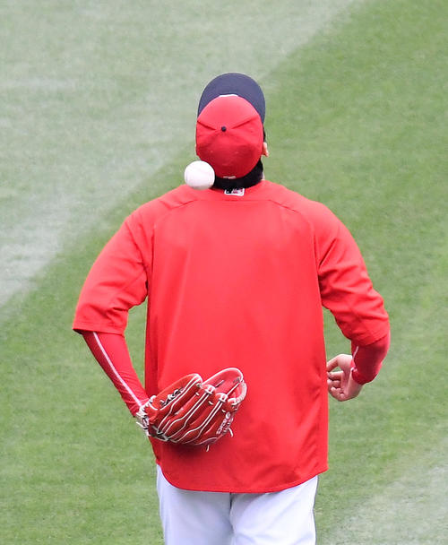 エンゼルス対ツインズ　試合前の練習で投げ上げたボールを背面キャッチをするエンゼルス大谷（撮影・菅敏）
