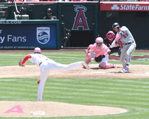 エンゼルス対ツインズ　４回表ツインズ２死、ガーバーを空振りの三振に仕留めるエンゼルス大谷（撮影・菅敏）