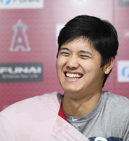 エンゼルス対ツインズ　試合後、笑顔で会見するエンゼルス大谷（撮影・菅敏）
