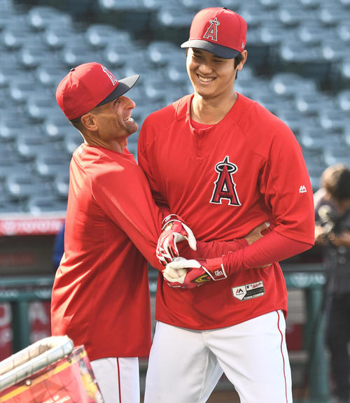 エンゼルス対レイズ　試合前の練習中にコーチにいたずらしたエンゼルス大谷は、抱きつかれる（撮影・菅敏）