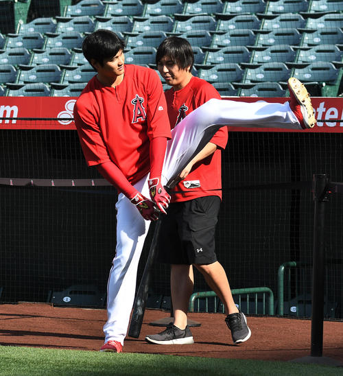 エンゼルス対レイズ　試合前の練習中にロープをまたぐエンゼルス大谷（撮影・菅敏）