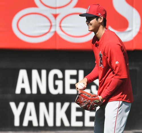 ヤンキース対エンゼルス　試合前、キャッチボールで調整するエンゼルス大谷（撮影・菅敏）