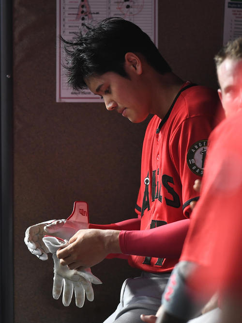 ヤンキース対エンゼルス 8回表エンゼルス1死、遊ゴロに倒れ、ベンチでうつむくエンゼルス大谷(撮影・菅敏)