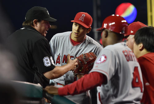 タイガース対エンゼルス　５回裏終了時、ベンチ前で球審と話すエンゼルス大谷（撮影・菅敏）