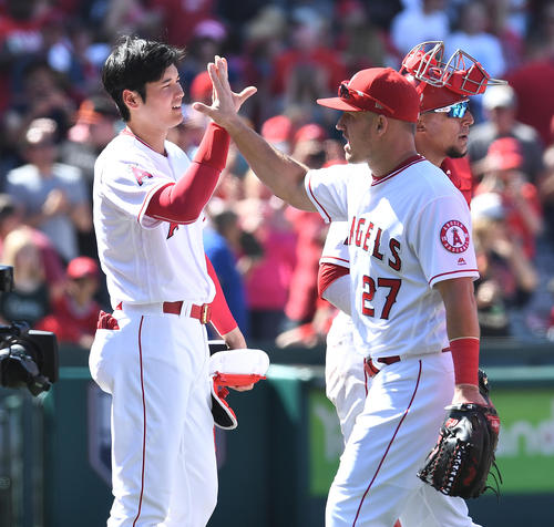 レンジャーズに勝利し、トラウト（中央）をタッチをするエンゼルス大谷（撮影・菅敏）