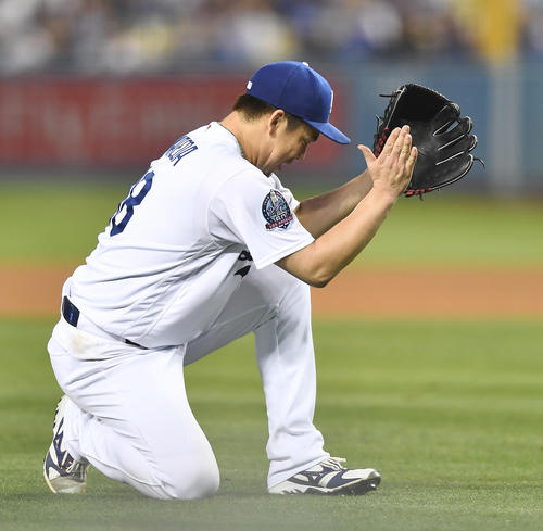 ドジャース対カブス 5回表ドジャース無死一、二塁、ジメネスの捕飛で飛び出した二塁走者が戻れずアウトとなり、併殺にグラブをたたき喜ぶドジャース前田(撮影・菅敏)