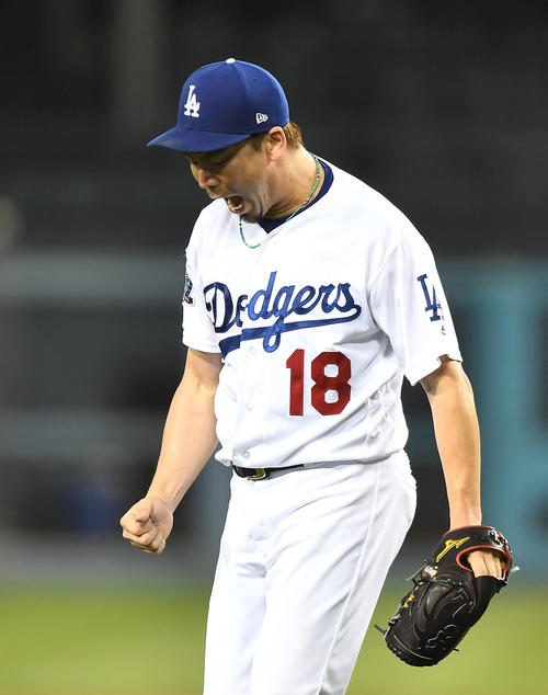 ドジャース対カブス 5回表ドジャース2死一塁、代打ラステラを二ゴロに打ち取り、雄たけびを上げるドジャース前田(撮影・菅敏)